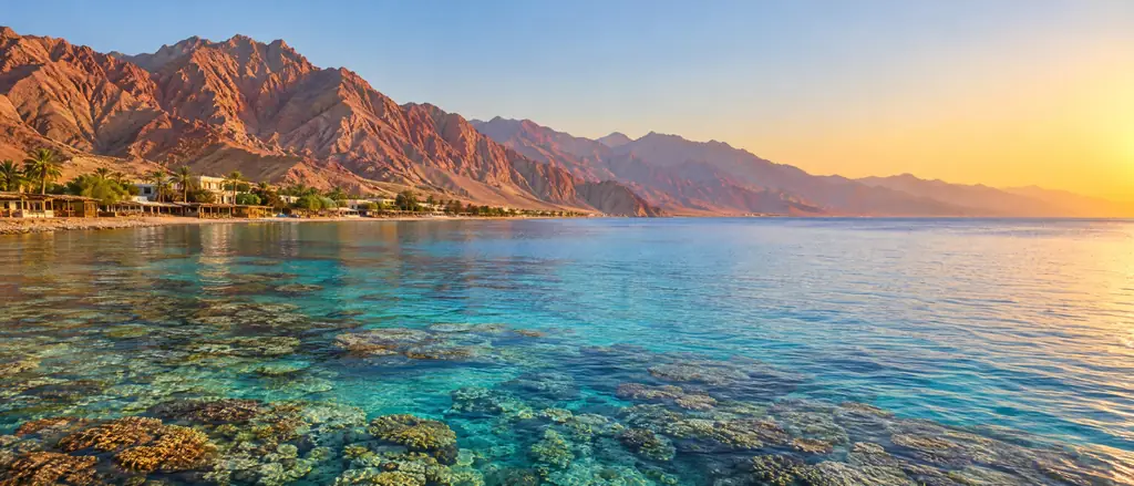ساحل دهب والبحر الأحمر عند الغروب